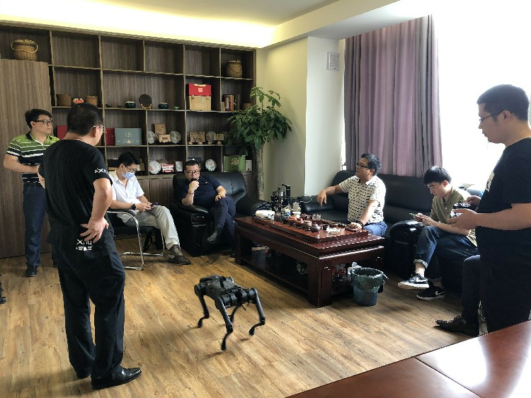 杭州宇樹(shù)科技有限公司兩位市場(chǎng)銷售經(jīng)理來(lái)訪我司共同舉辦四足機(jī)器狗技術(shù)交流會(huì)