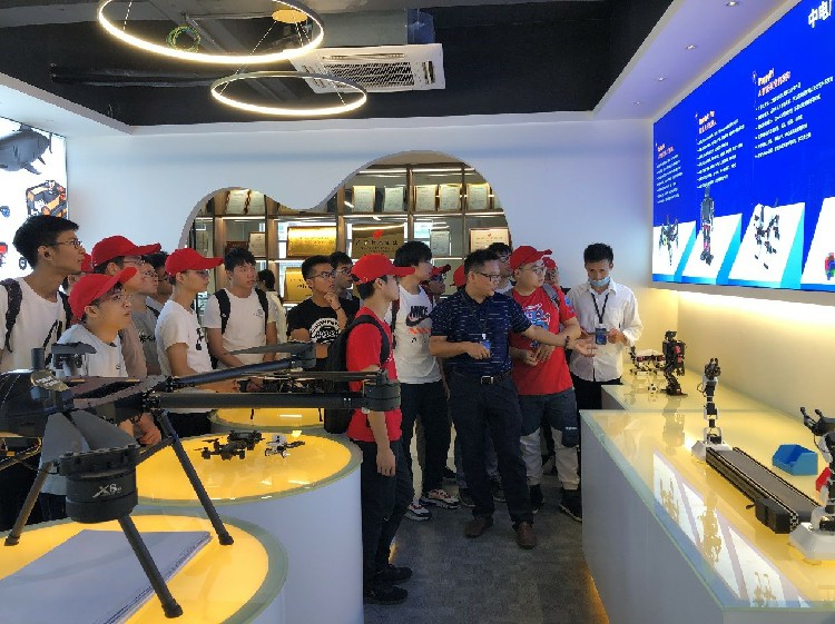 桂林電子科技大學(xué)機(jī)電工程學(xué)院丁暢、淮旭鴿老師攜機(jī)械電子工程專業(yè)2017級(jí)學(xué)生前來公司參觀學(xué)習(xí)